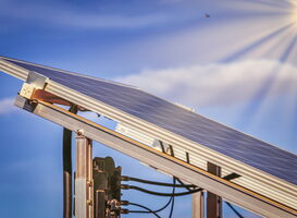 Solarplatte, die von der Sonne angestrahlt wird
