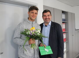 Herr Bräuer gratuliert Derik Bartel zum 1. Platz